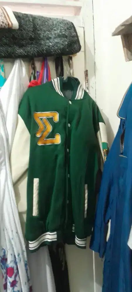 Jual jaket warna hijau gak bisa jauh-jauh