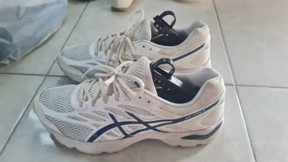 Sepatu Asics size 45