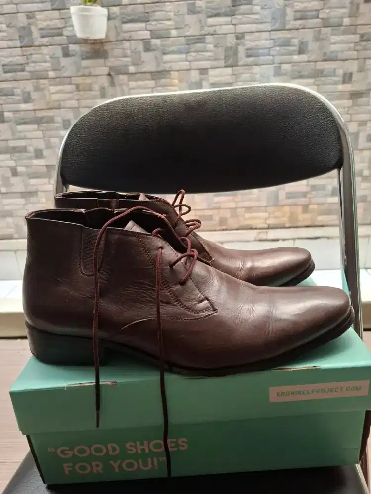 Dijual sepatu semi boot