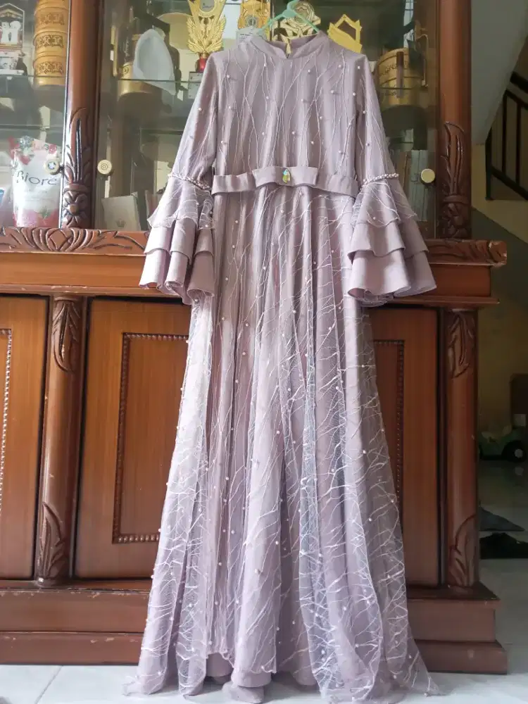 Dress code pernikahan simple elegan