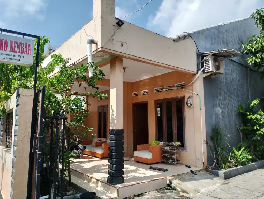 Rumah pinggir jalan