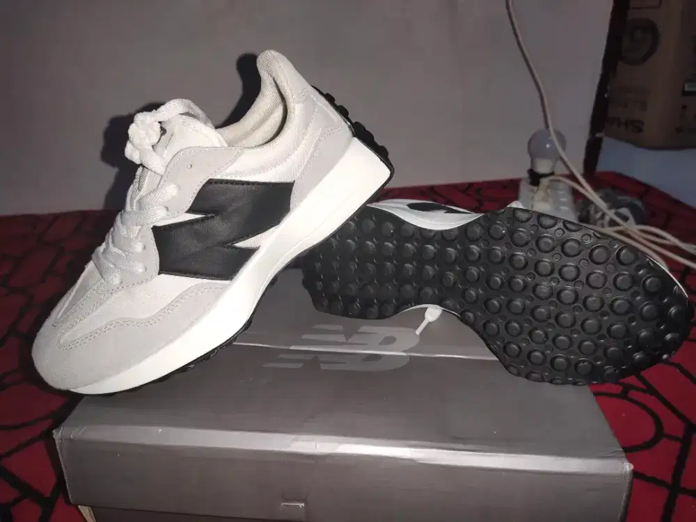 Jual sepatu sneakers wanita new balance NB 327 masih baru.