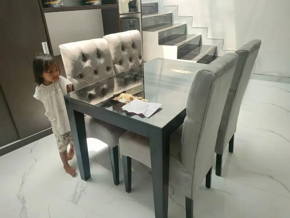 4 buah kursi + meja makan minimalis