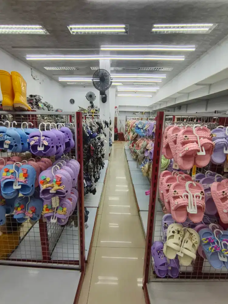 Rak sendal berikut dengan sendalnya