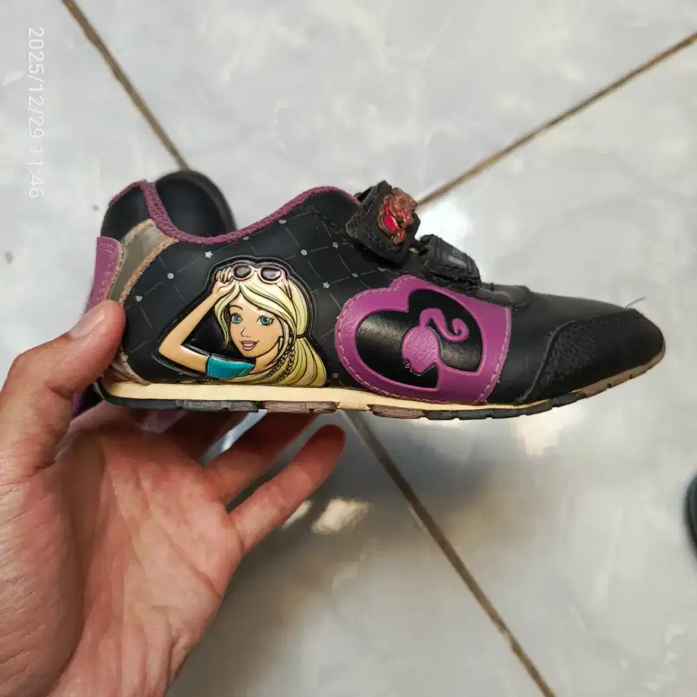 Sepatu anak perempuan size 30