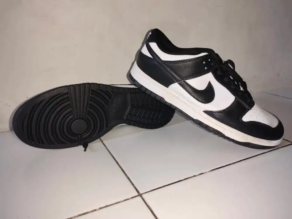 Dijual sepatu merk Nike dunk low retro panda white black