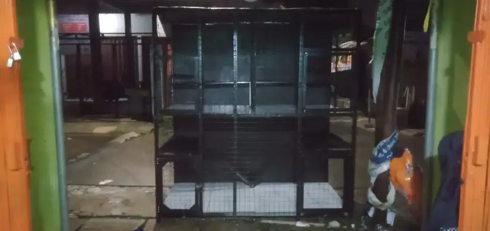 Kandang besar terbuat dari besi alas keramik
