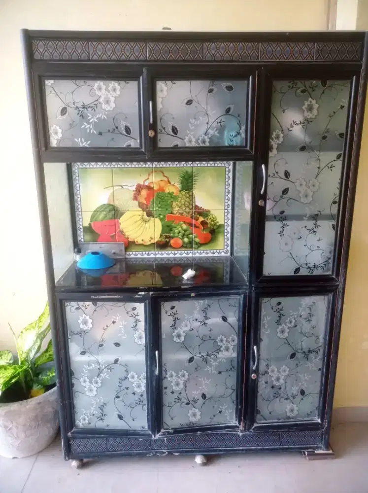 lemari piring tiga pintu