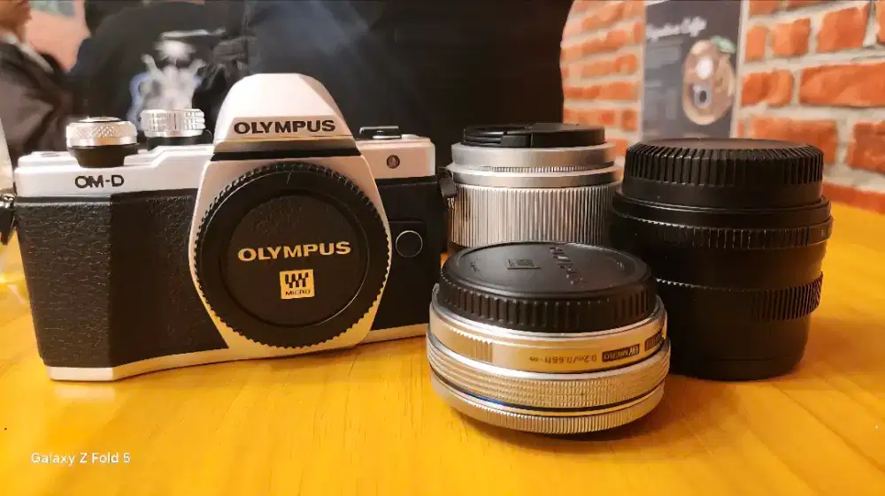 Olympus OMD EM10 Mark II Fullset like new + 3 Lensa