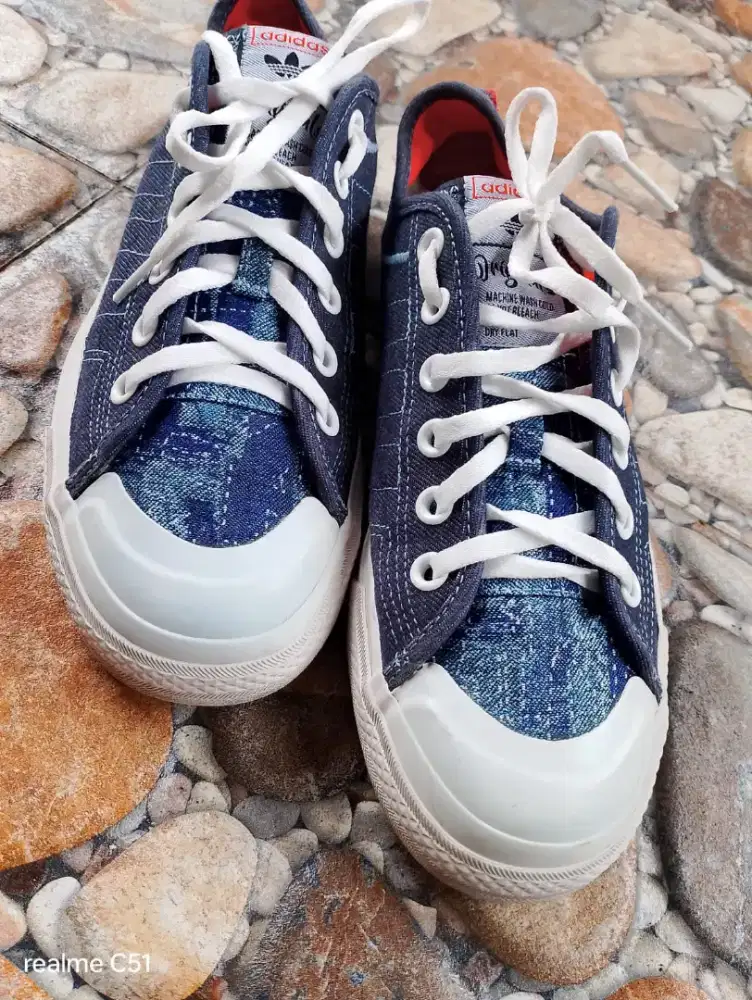 Sepatu Adidas levis