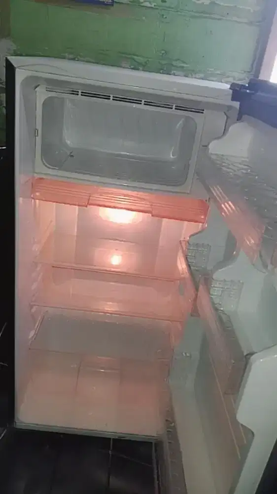 Kulkas 1pintu Sharp kirei polos,siap pakai