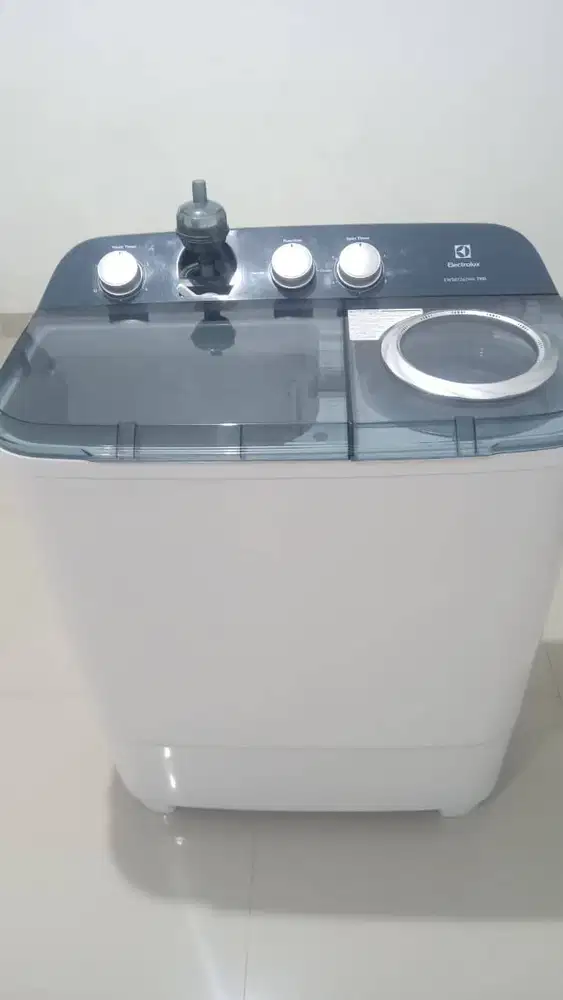 Di Jual Mesin Cuci Merk Electrolux EWS87262WA 7KG (kondisi mulus)
