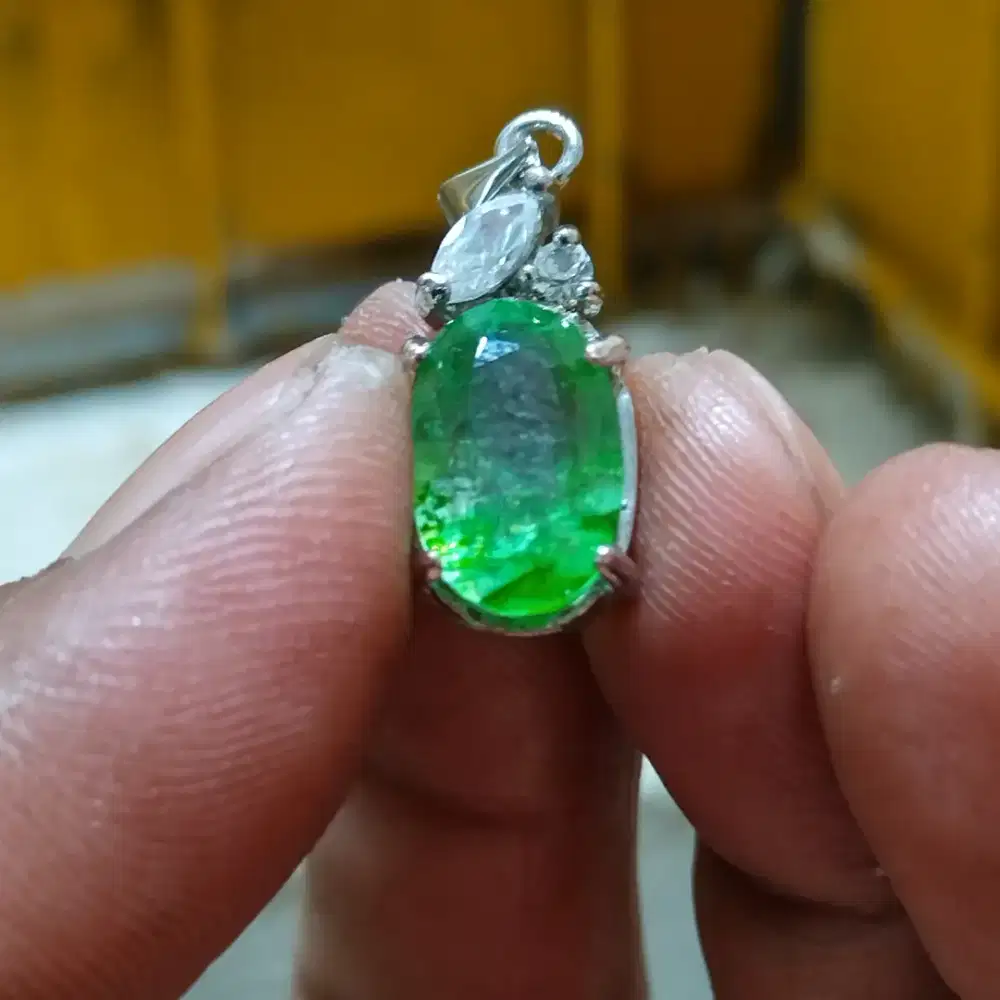 Liontin permata peridot natural