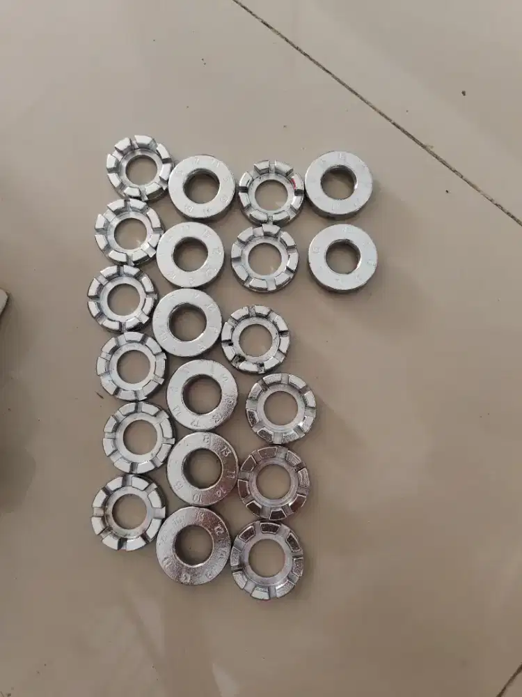 Kunci setel jari jari sepeda motor