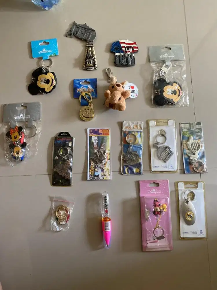 Dijual borongan gantungan kunci dari berbagi negara