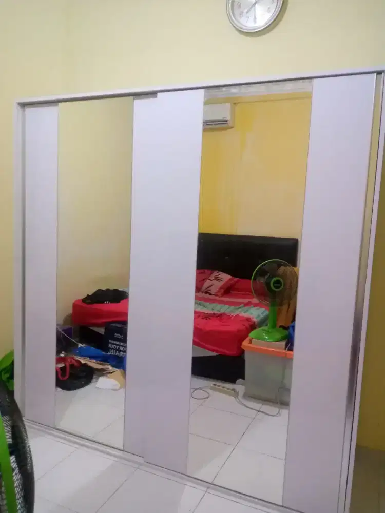 Lemari pakaian minimalis