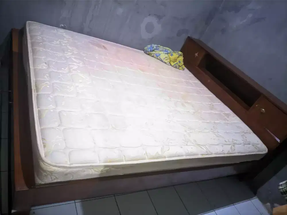 Jual murah 1 set ranjang jati plus kasur uk.180x200