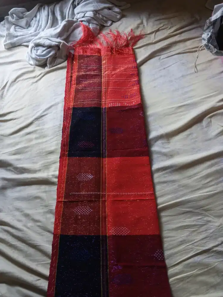 Ulos kain tenun tradisional khas Batak dari Sumatera Utara.