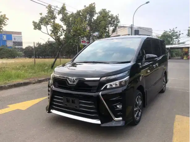 Toyota Voxy 2.0 2019 Hitam