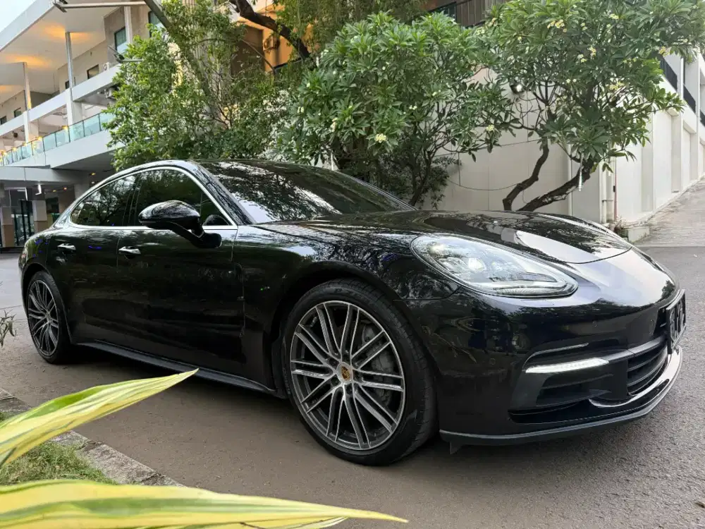 PORSCHE Panamera 4S Black Metallic 2018