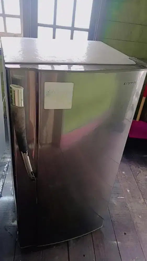 Kulkas 1pintu Sharp samurai siap pakai,no minus.