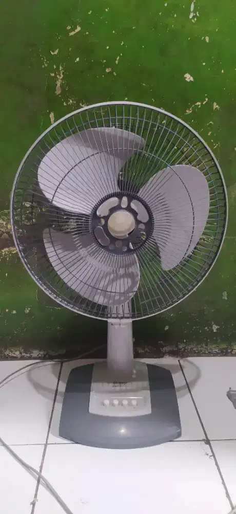 Kipas angin meja COSMOS 12 inc