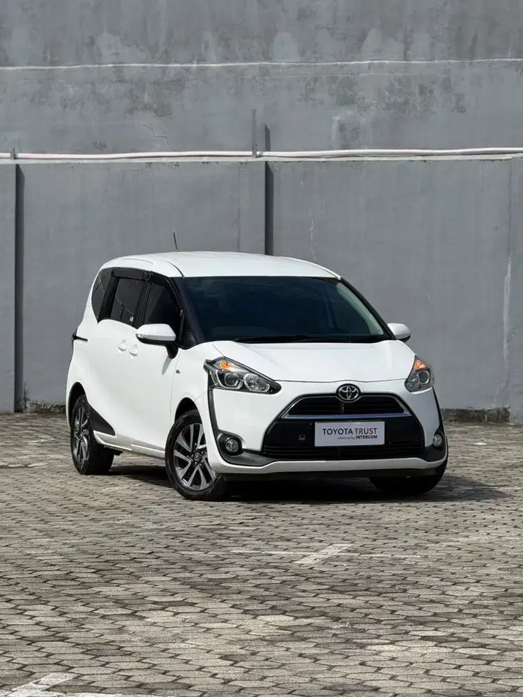 Toyota Sienta 1.5 V M/T