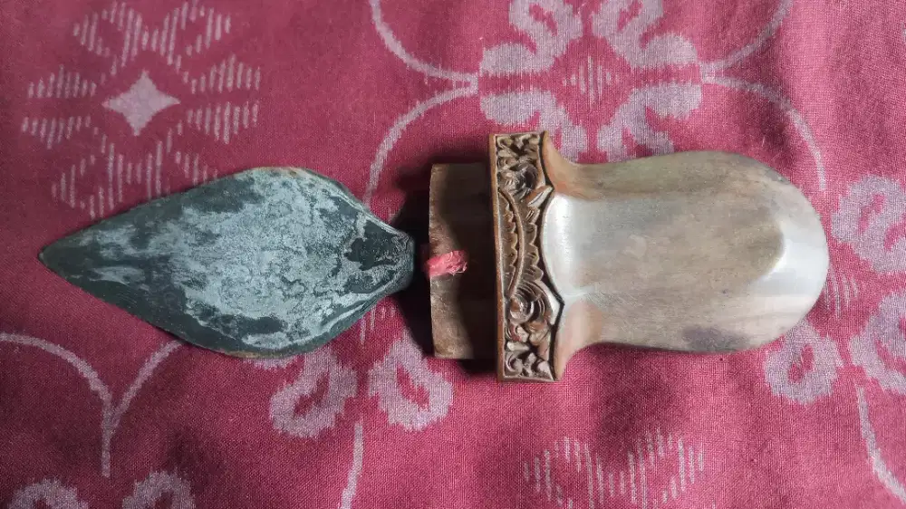 Pusaka Daun Sirih Antik & Sakral