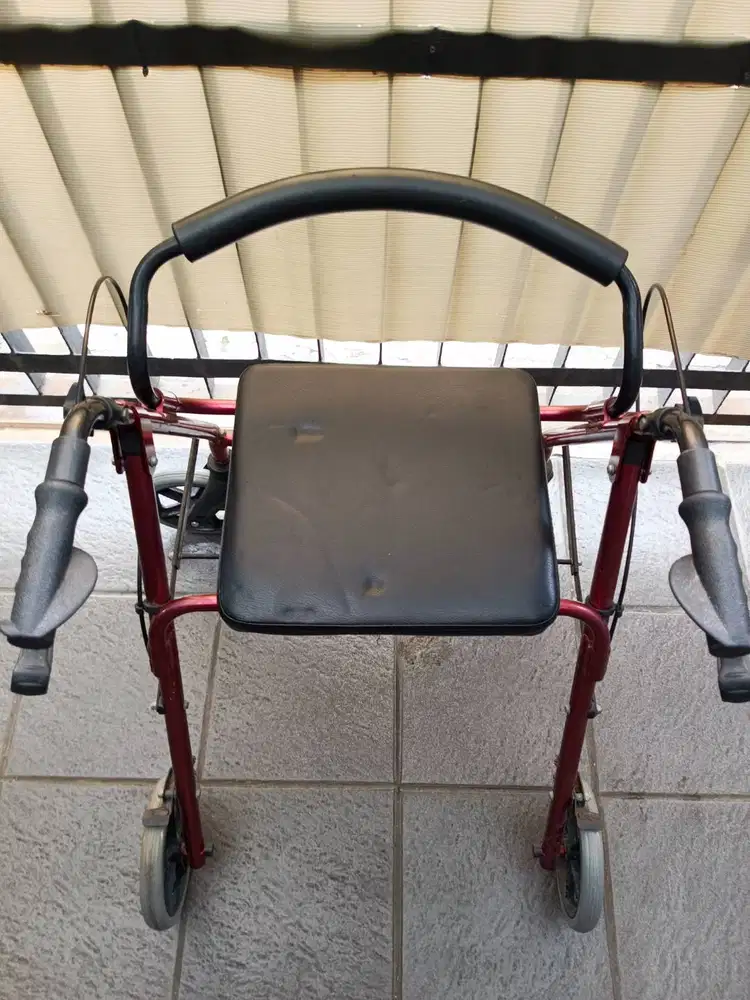 Rollator alat bantu jalan