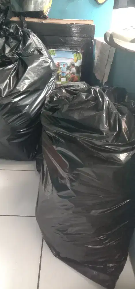 Baju dan sepatu layak pakai