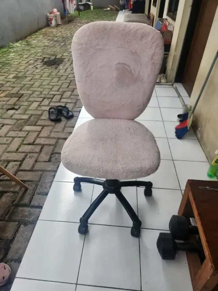 Informa kursi kantor/belajar/estetik bulu pink (semua bulu).