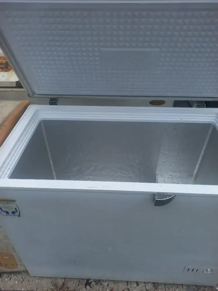 Di jual frezer box SANSIO normal 250 liter
