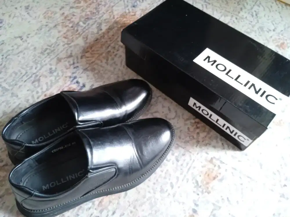 Sepatu mollinic