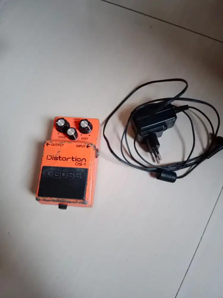 Efek gitar DS-1 dan adaptor