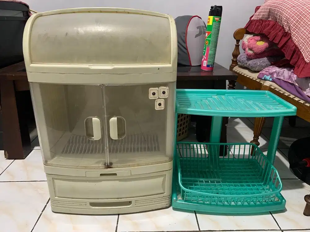 Sepasang rak piring.