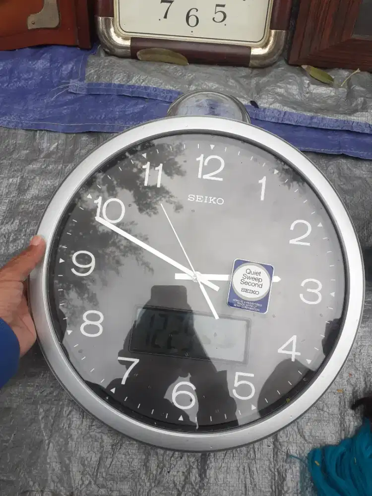 Jam dinding seiko Plus kalender digital ori