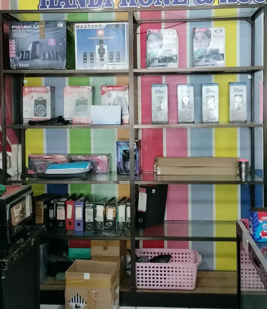 Lemari pajangan aluminium