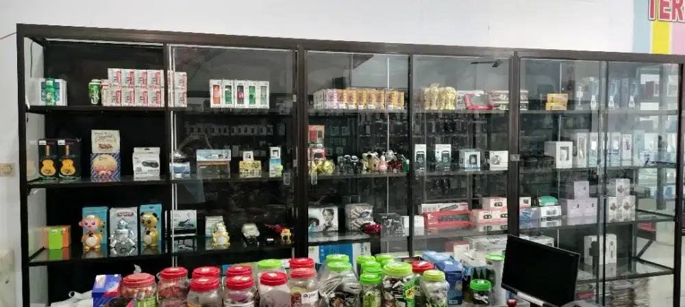 Lemari pajangan aluminium alas kaca dan penutup kaca