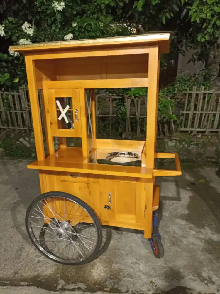 Bayar ditempat. Gerobak angkringan, bakso, mie ayam, dll.