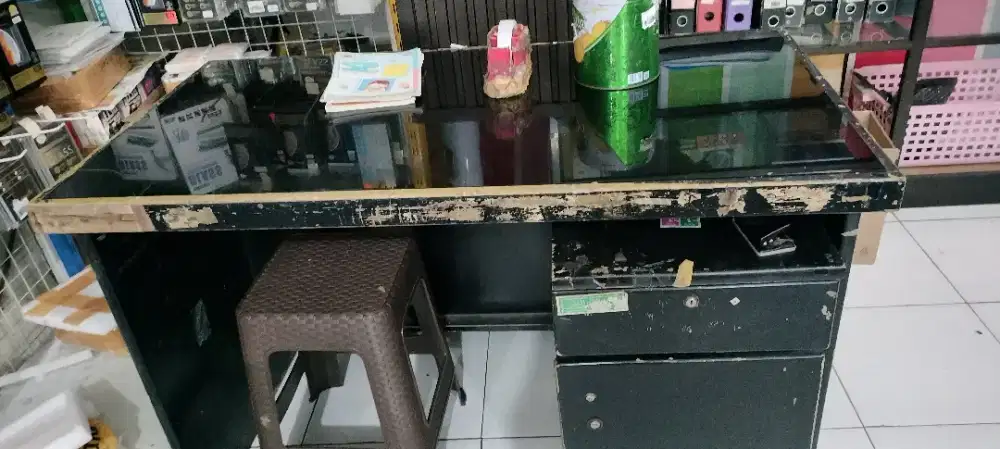 Meja kantor alas kaca