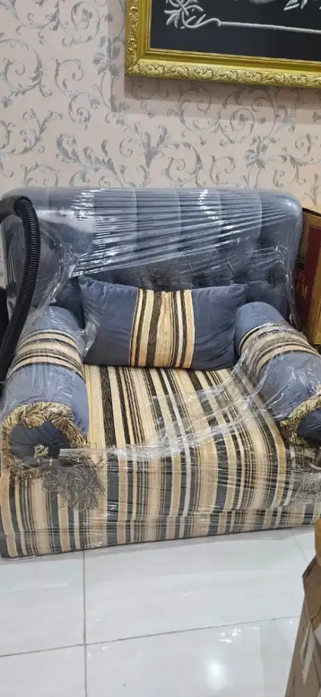 Sofa belum pernah pake di jual karna mau pindah