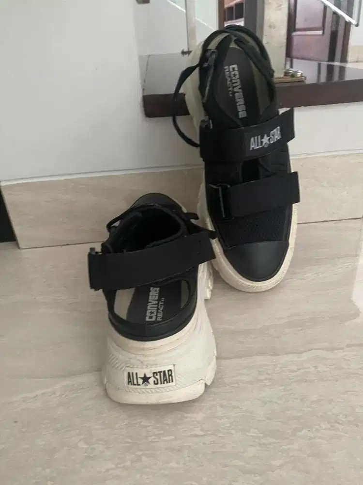 Sepatu sendal converse