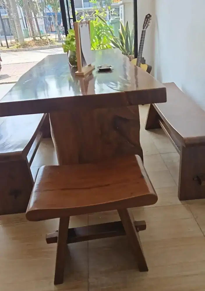 Dijual meja Kayu trembesi. 
Finishing cat kayu glossy