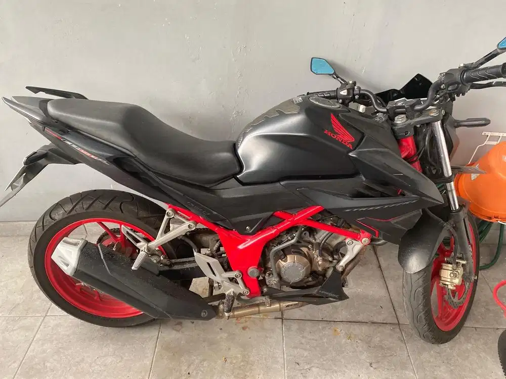 Cb150r hitam merah streetfighter