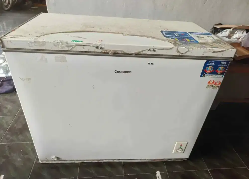 freezer box FCF336DW 280liter ( jarang dipakai )