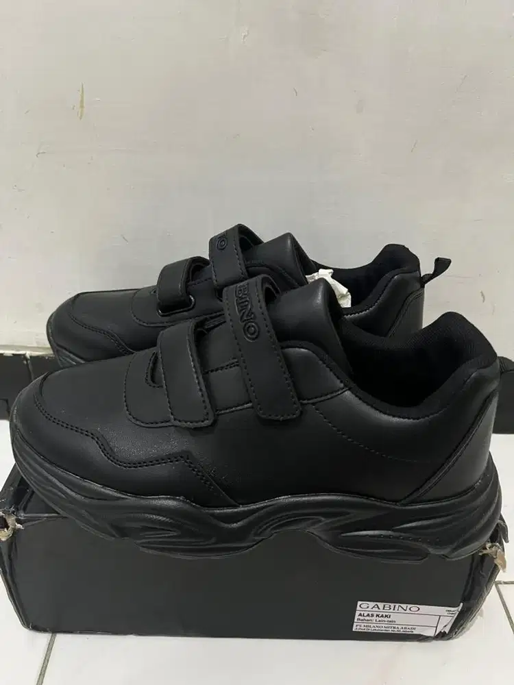 sepatu masih baru