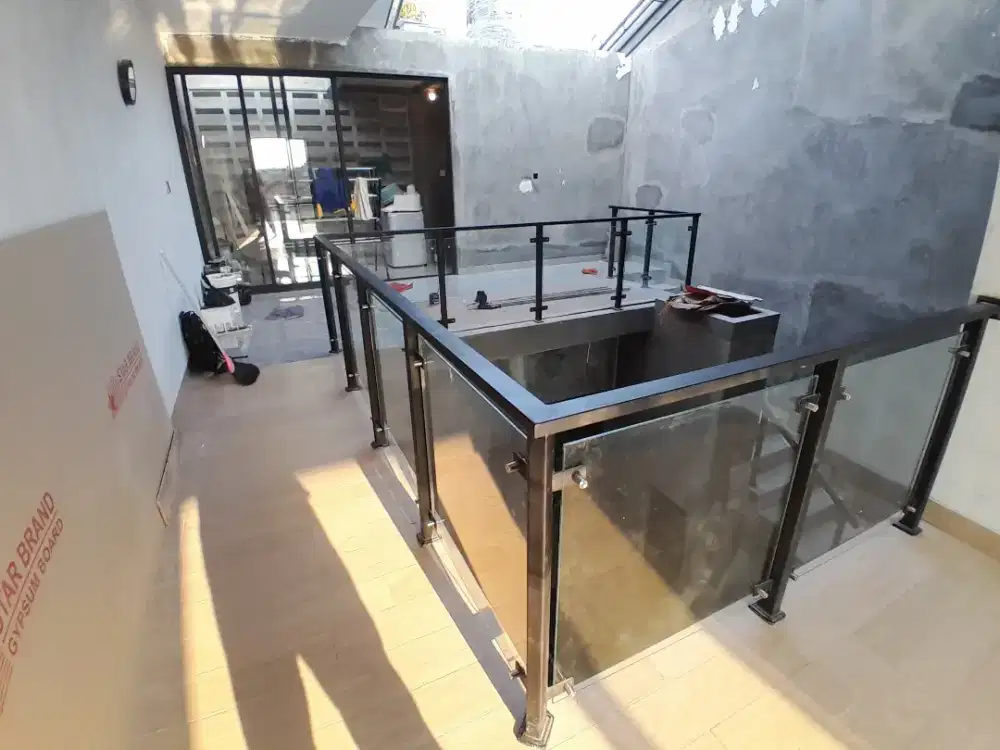 Reling tangga stanlis kaca