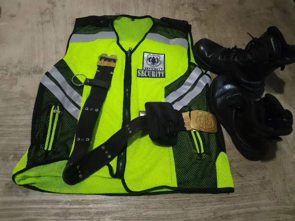 Atribut satpam sepatu UK 41.