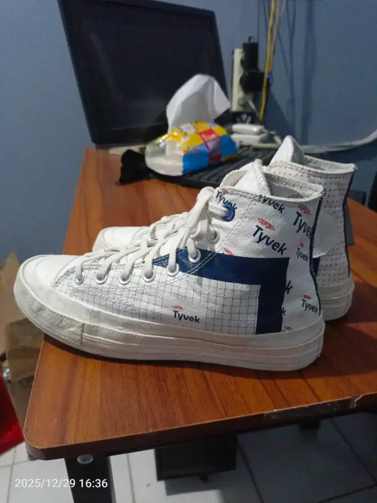 Sepatu olahraga Duppont Tyvek x Converse,
