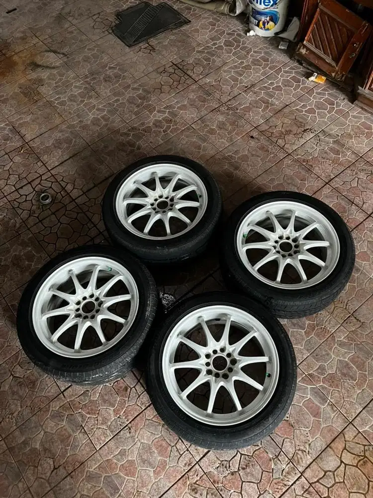 Ce28 r17 ban 215/50/17